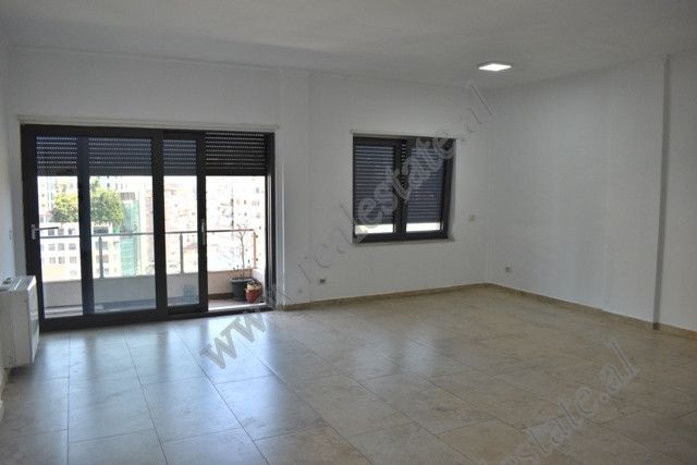 Zyre me qira tek Ring Center ne rrethrrotullimin e Zogut te Zi ne Tirane.
Ndodhet ne katin e 10 nga